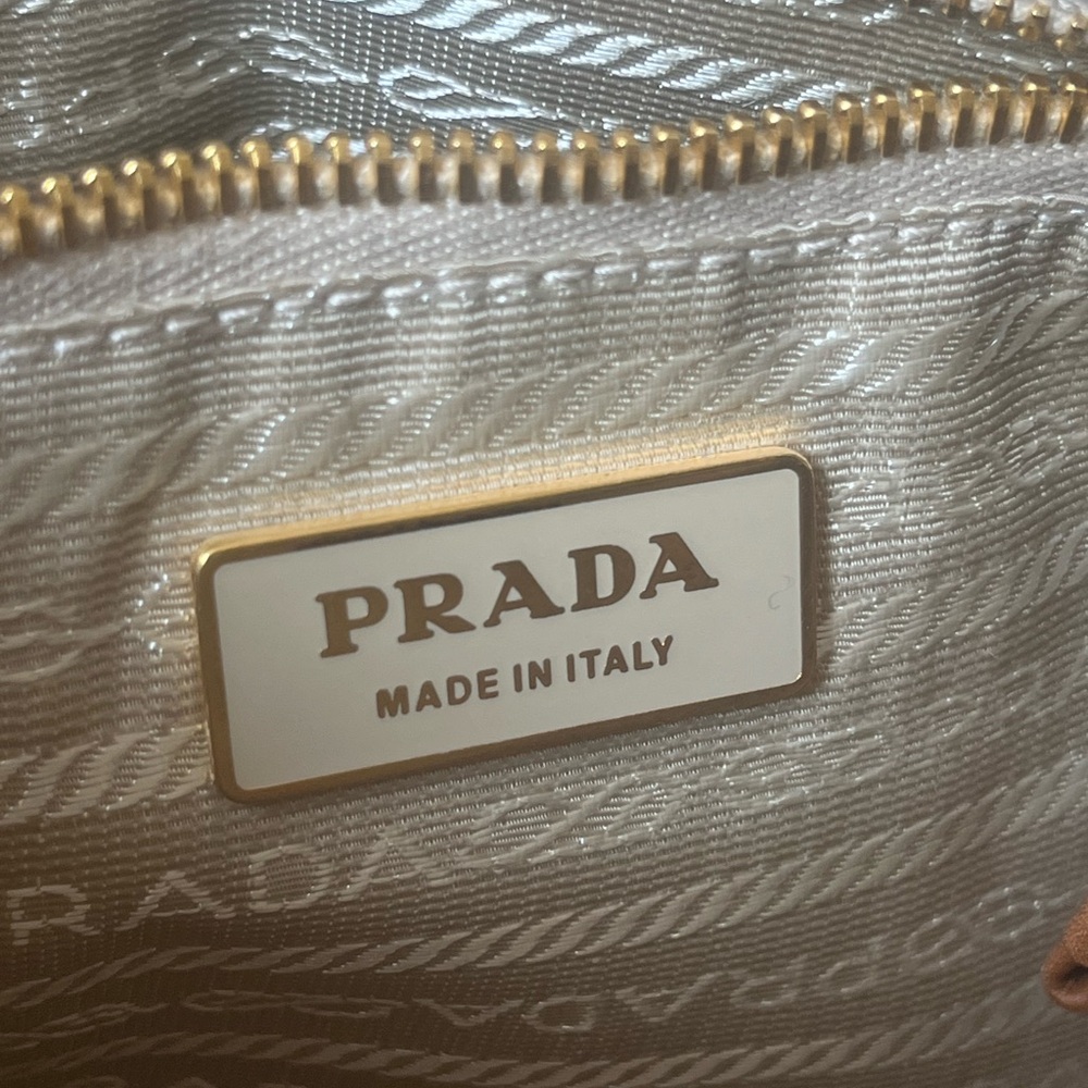 🎊SOLD🎊PRADA SHOULDER BAG ❤️ EUC - Picture 11 of 12